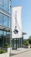 Beispiel: Hissflagge für Bürogebäude, Standort Straubing.